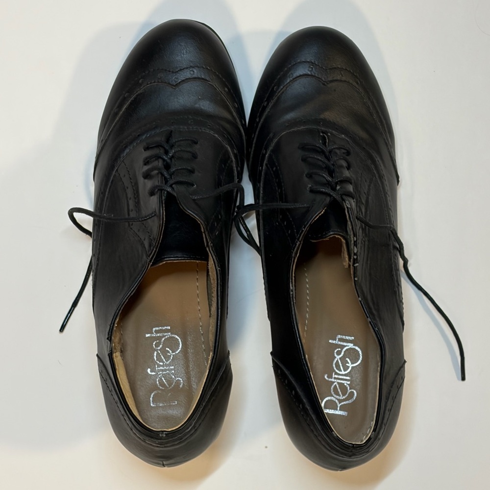 Refresh Womenās Classic Black Leather Oxfords, Size 8